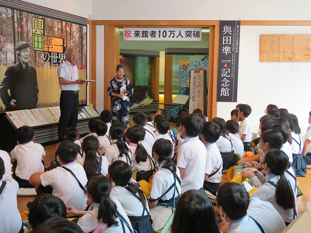 瀬高小学校の児童にメッセージを伝えている様子